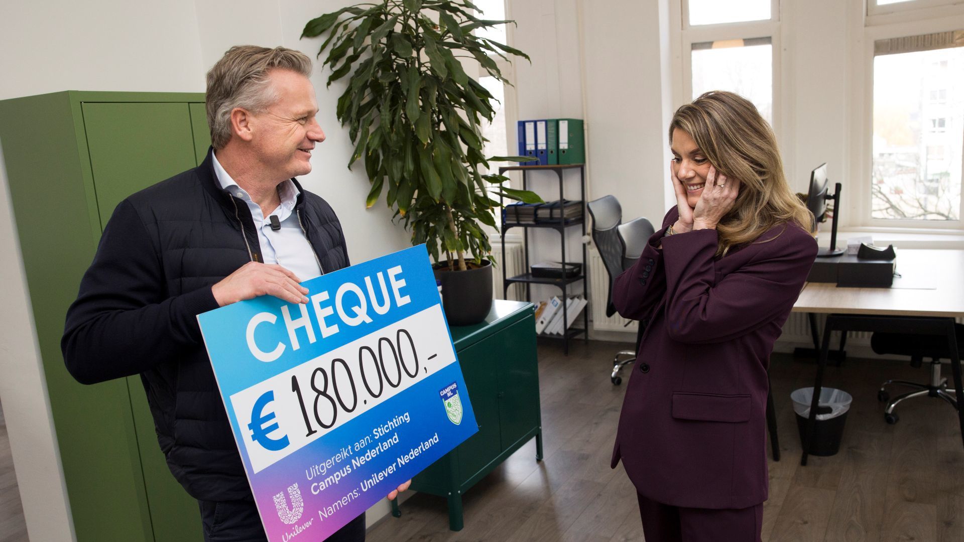Links Robbert de Vreede die vanuit Unilever cheque van €180.000 schenkt aan Mandy Mankerink van Campus Nederland.