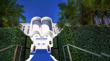 De blauw beklede toegangsweg naar de branded Miami-hub van House of Fresh, speciaal gebouwd voor creators om 24/7 fancontent te produceren.
