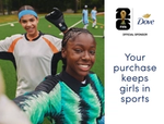 Twee meisjes in voetbaltenue lachen, met begeleidende tekst over hoe aankopen van Dove limited editions kunnen helpen meisjes te blijven laten voetballen.