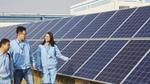 Een groep mensen bekijkt zonnepanelen in een Unilever-fabriek in China.