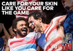 Twee Amerikaanse mannelijke fans vieren samen, naast een call-to-action van Dove Men+Care om voor je huid te zorgen zoals je voor het spel zorgt.