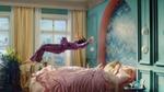 Persoon die op een bed valt