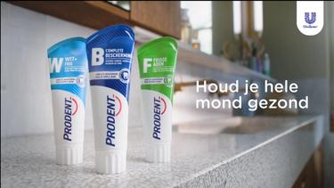 Drie tubes tandpasta op de wastafel. Allemaal van Prodent.