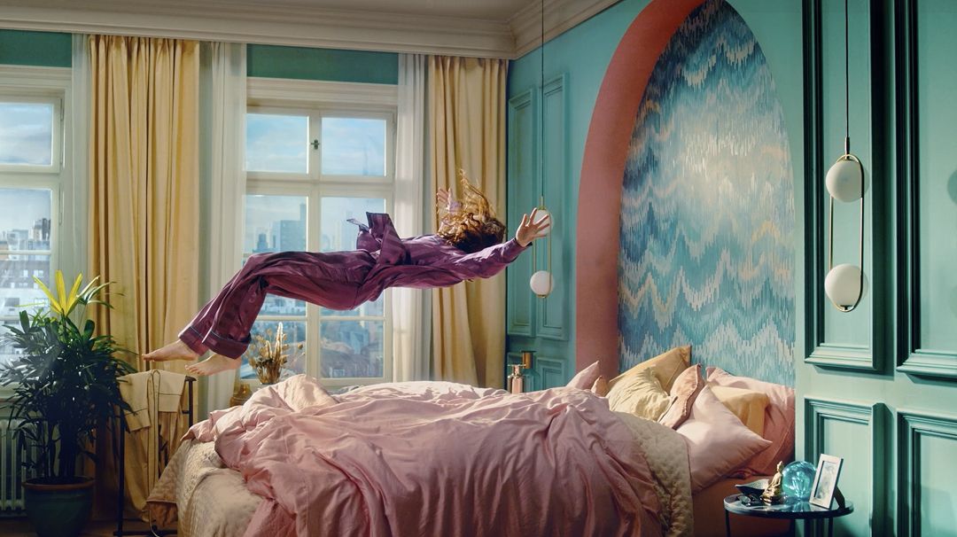 Persoon die op een bed valt