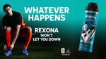 Nederlandse voetballer Tijjani Reijnders in oranje tenue hurkt neer om zijn veters te strikken op een voetbalveld, naast een Rexona-deodorantspray met FIFA WK 2026™-branding en de tekst: 'Whatever happens, Rexona won't let you down'.