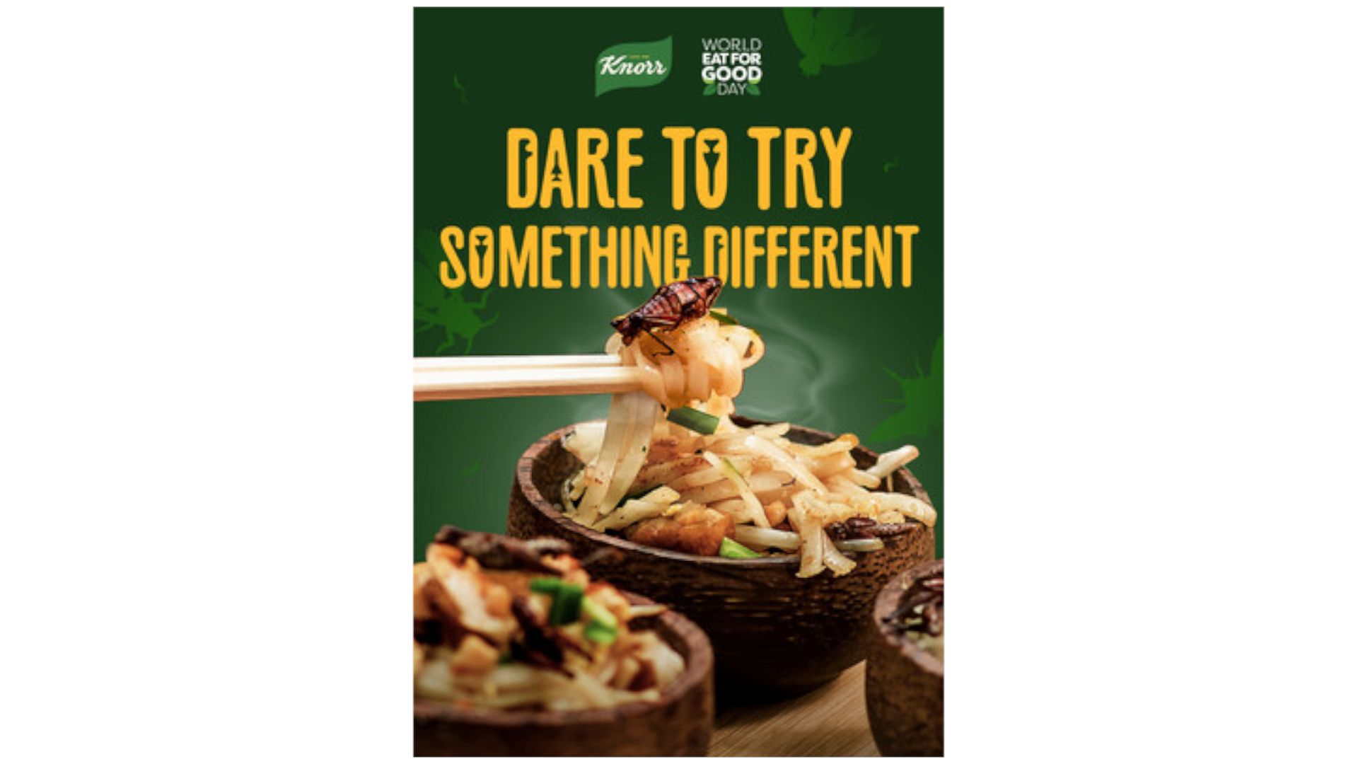 Afbeelding van eetstokjes die noedels uit een kom tillen met een insect dat op het voedsel zit.