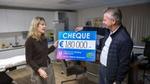 Straatarts” Michelle van Tongerloo ontvangt cheque van €180.000 geschonken van Robbert de Vreede uit naam van Unilever.